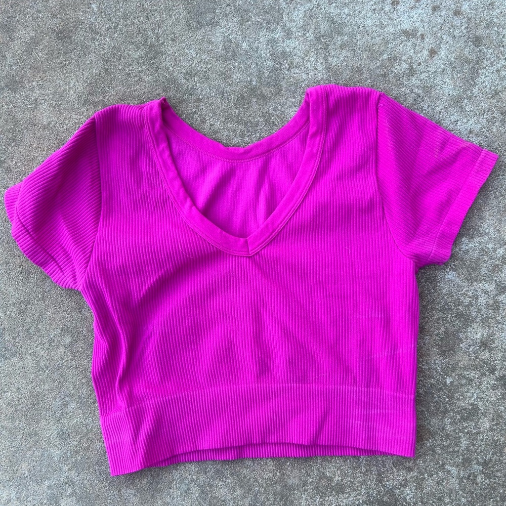 Chic Fuchsia V-Neck Ribbed Crop Top
